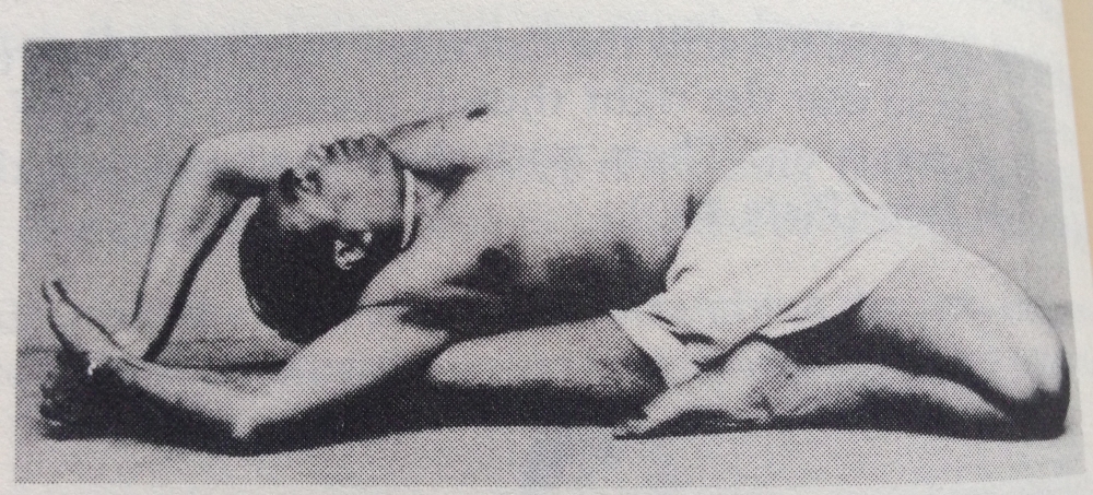Parivrita Janu Sirsasana por BKS Iyengar