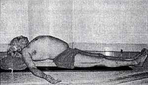 B.K.S. Iyengar em savasana com apoio