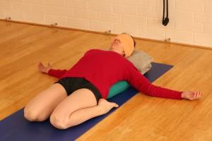 supta_virasana_periodo_menstrual_yoga_13